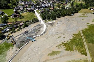 Des ouvriers travaillent sur la coulée de lave torrentielle provenant du torrent du Fregnoley, le jeudi 4 juillet 2024 à Champsec.